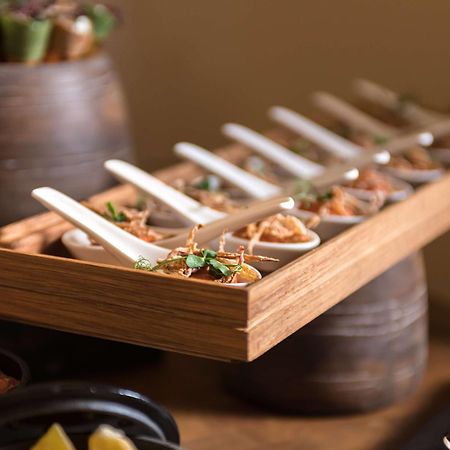 Radisson Blu Hotel Riyadh Convention And Exhibition Center 外观 照片 A selection of tapas