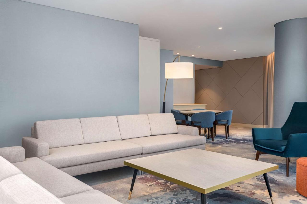 Radisson Blu Hotel Riyadh Convention And Exhibition Center 外观 照片 A living room in a suite at the hotel