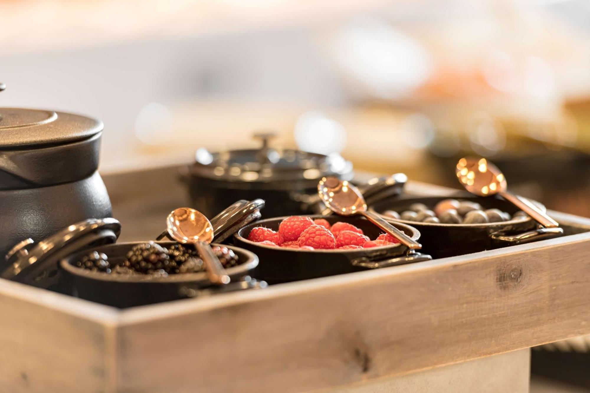 Radisson Blu Hotel Riyadh Convention And Exhibition Center 外观 照片 Caviar and other garnishes at a restaurant