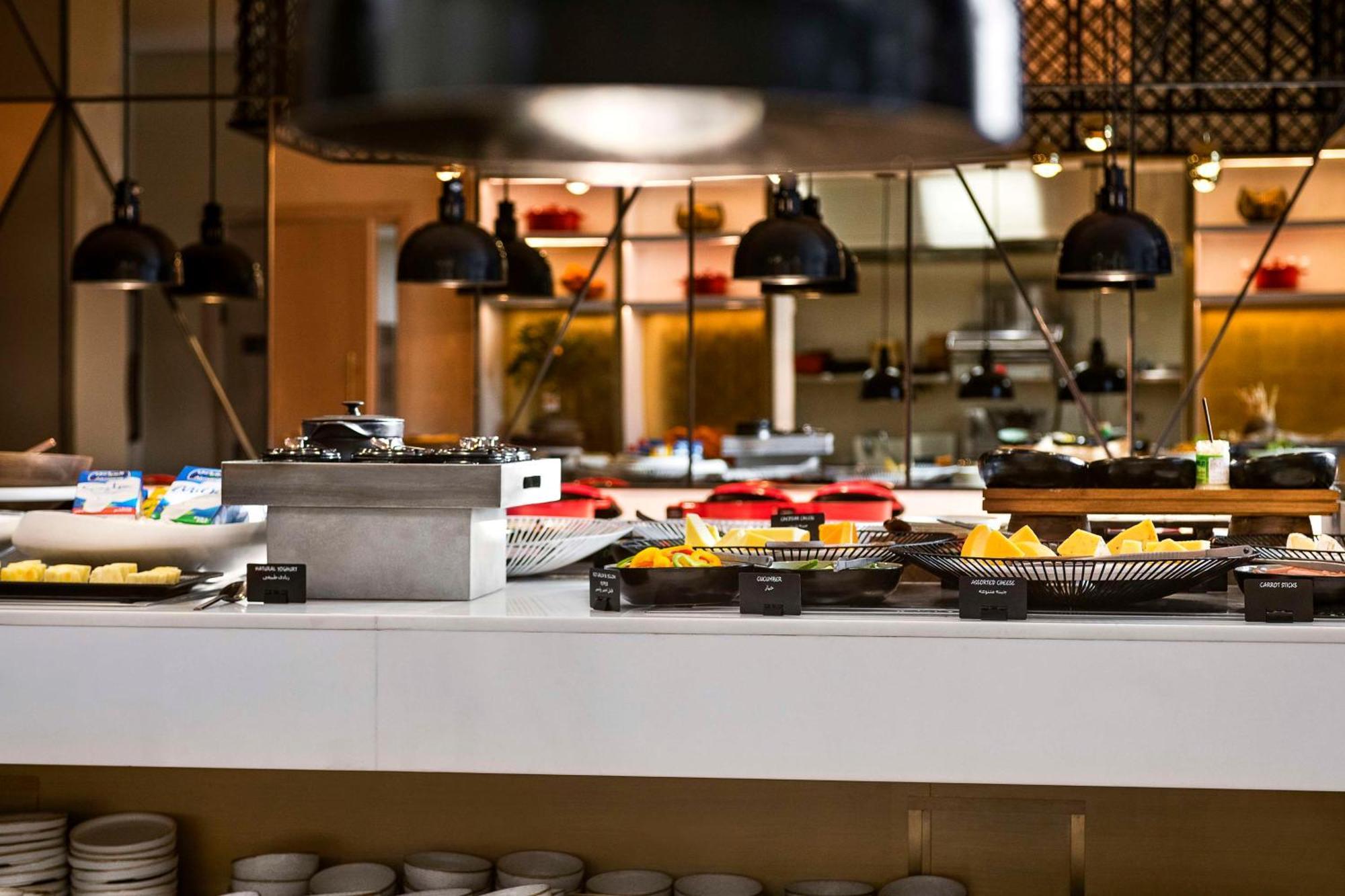 Radisson Blu Hotel Riyadh Convention And Exhibition Center 外观 照片 A buffet at a hotel