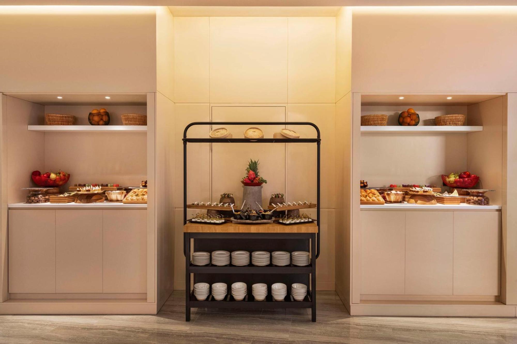 Radisson Blu Hotel Riyadh Convention And Exhibition Center 外观 照片 A buffet at a hotel