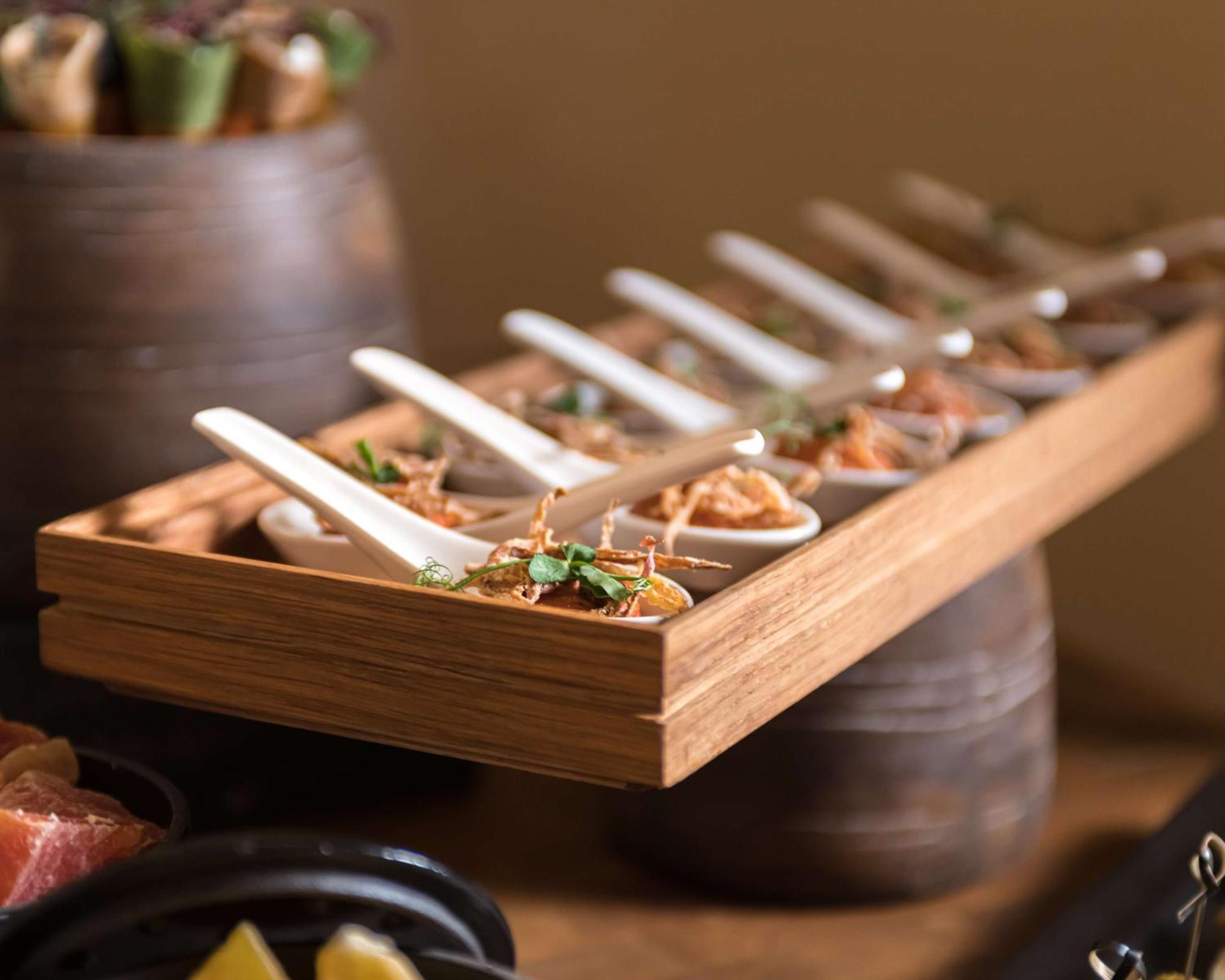Radisson Blu Hotel Riyadh Convention And Exhibition Center 外观 照片 A selection of tapas