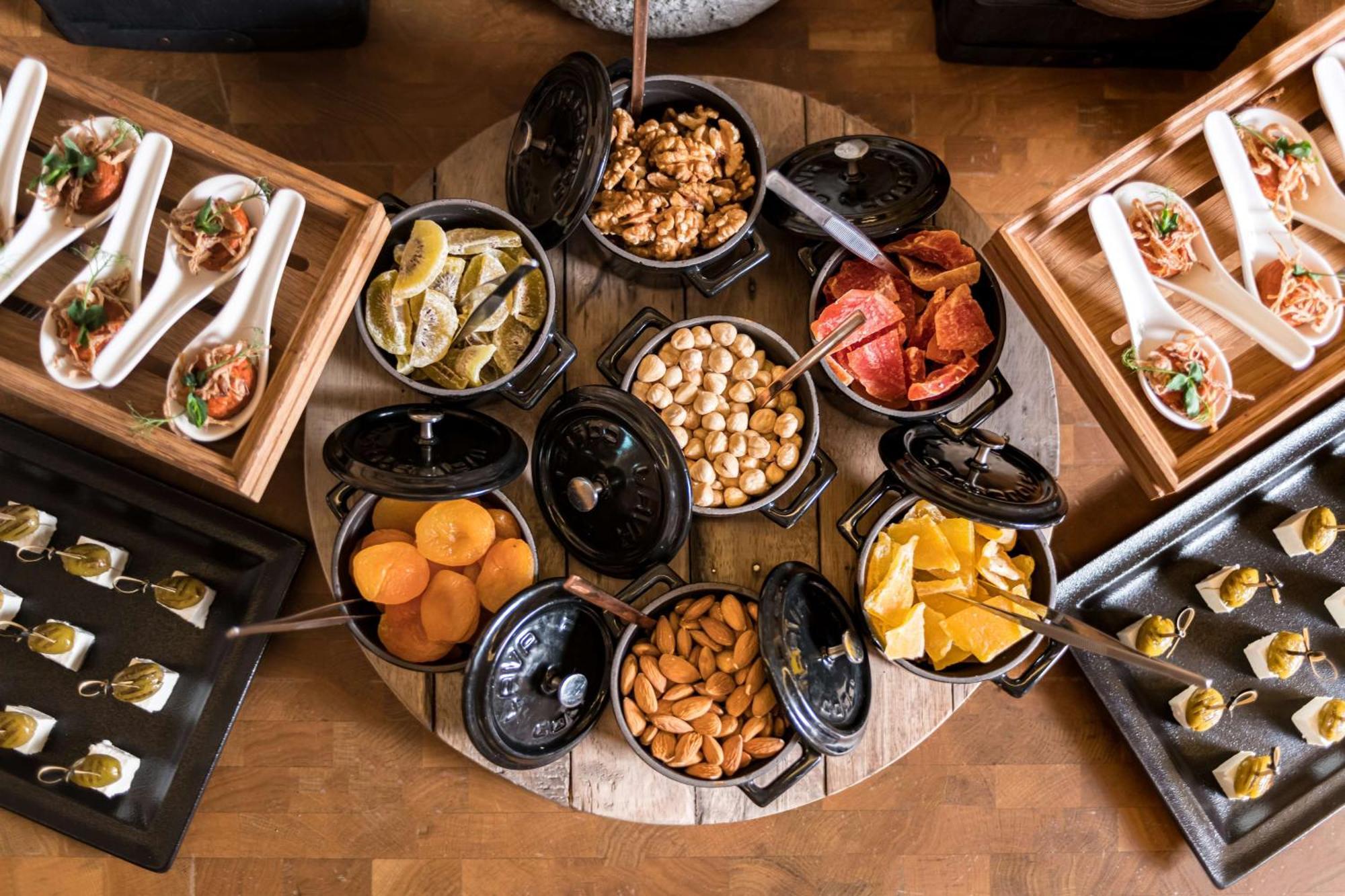Radisson Blu Hotel Riyadh Convention And Exhibition Center 外观 照片 A selection of tapas