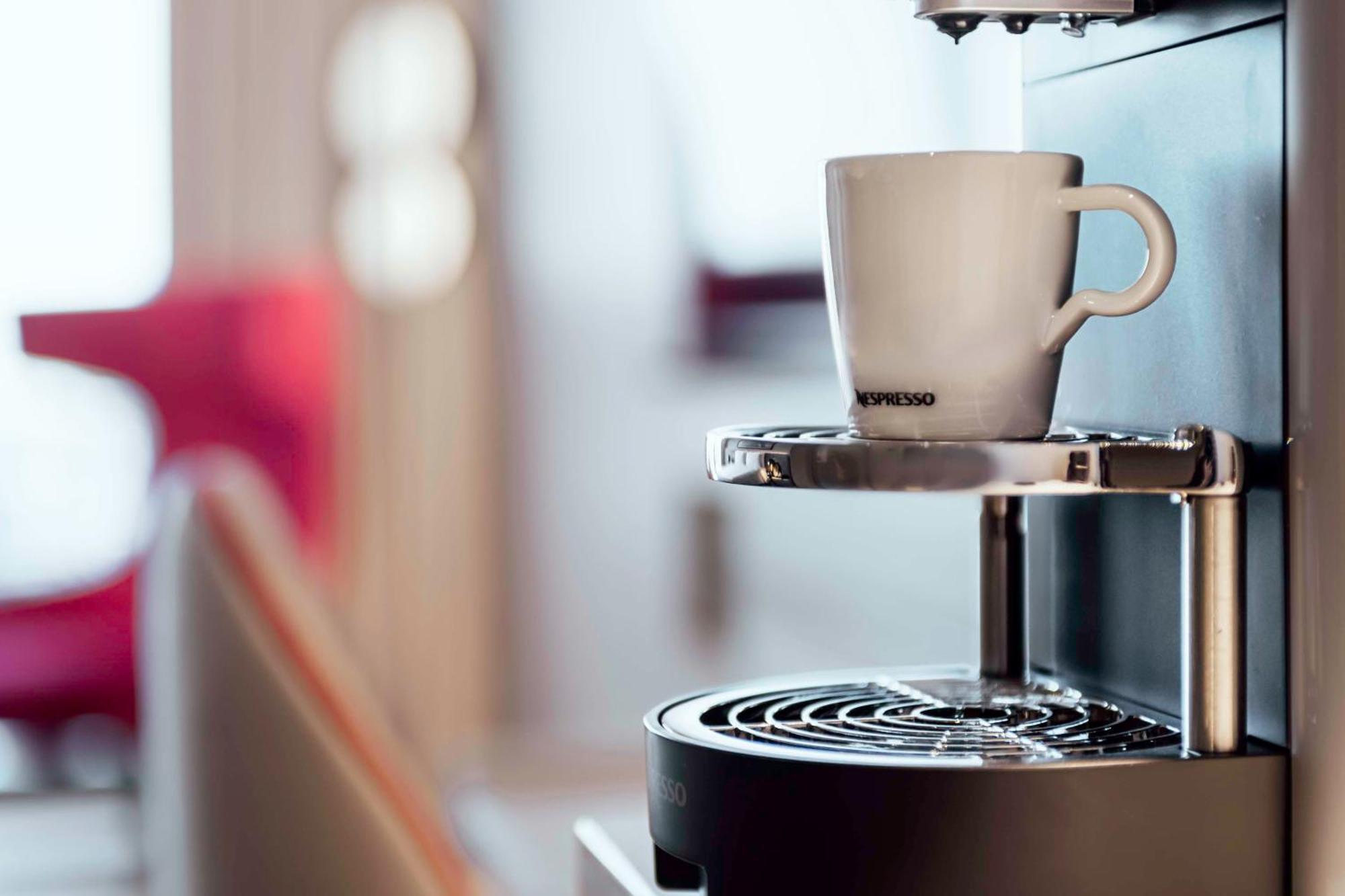 Radisson Blu Hotel Riyadh Convention And Exhibition Center 外观 照片 A Nespresso machine