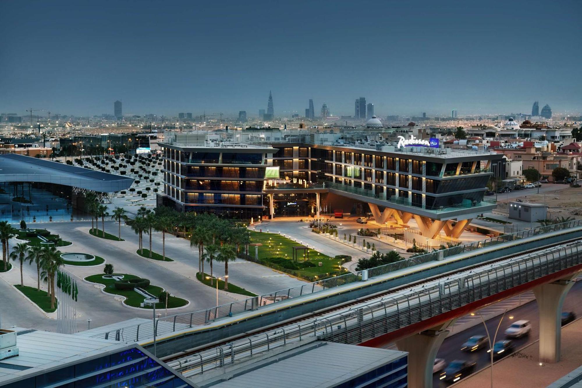 Radisson Blu Hotel Riyadh Convention And Exhibition Center 外观 照片 The station at night