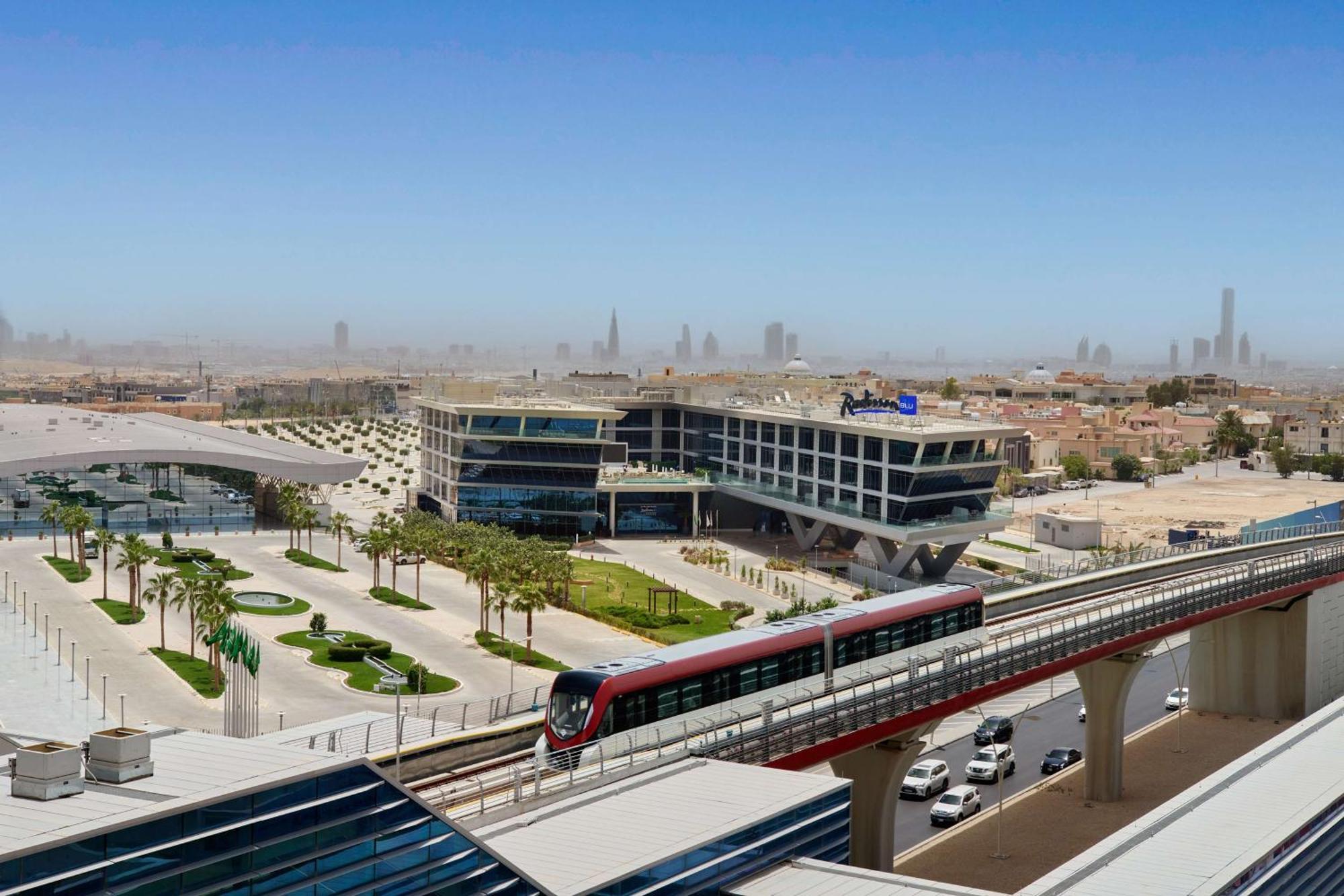 Radisson Blu Hotel Riyadh Convention And Exhibition Center 外观 照片 Al Suhail Metro Station