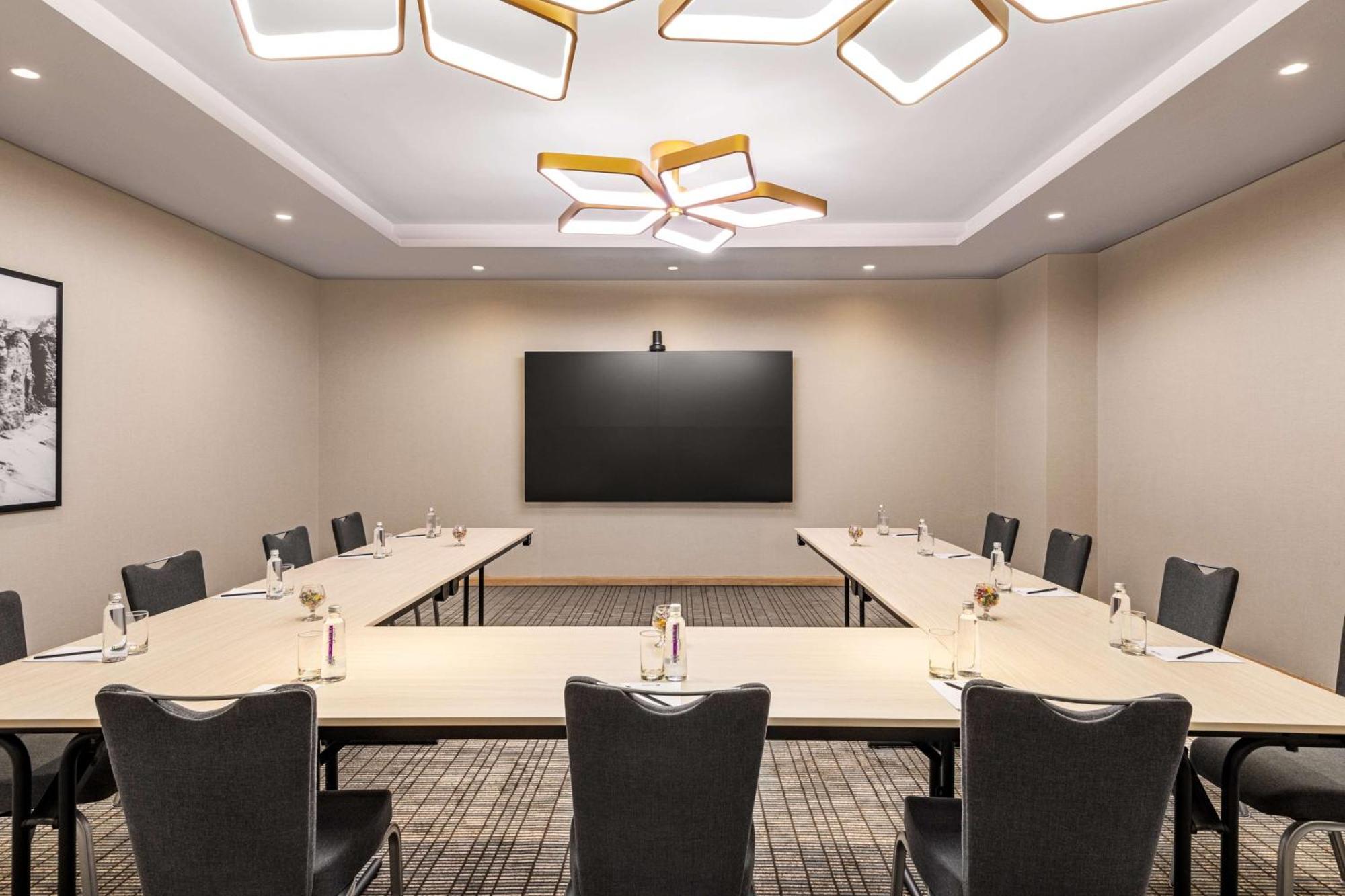 Radisson Blu Hotel Riyadh Convention And Exhibition Center 外观 照片 A meeting room at the Hilton Garden Inn