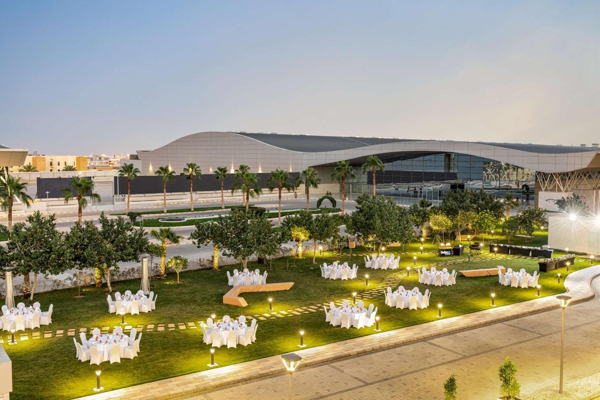 Radisson Blu Hotel Riyadh Convention And Exhibition Center 外观 照片 The lawn at the Ritz-Carlton, Riyadh