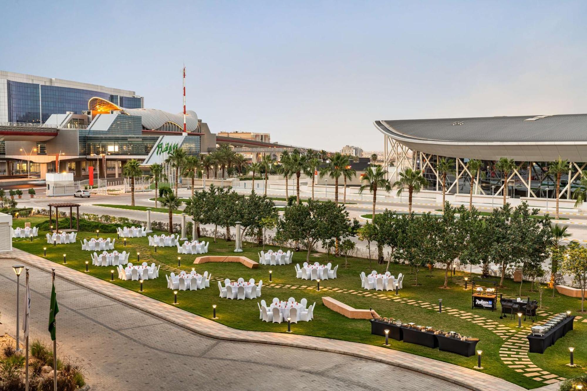 Radisson Blu Hotel Riyadh Convention And Exhibition Center 外观 照片 The Green
