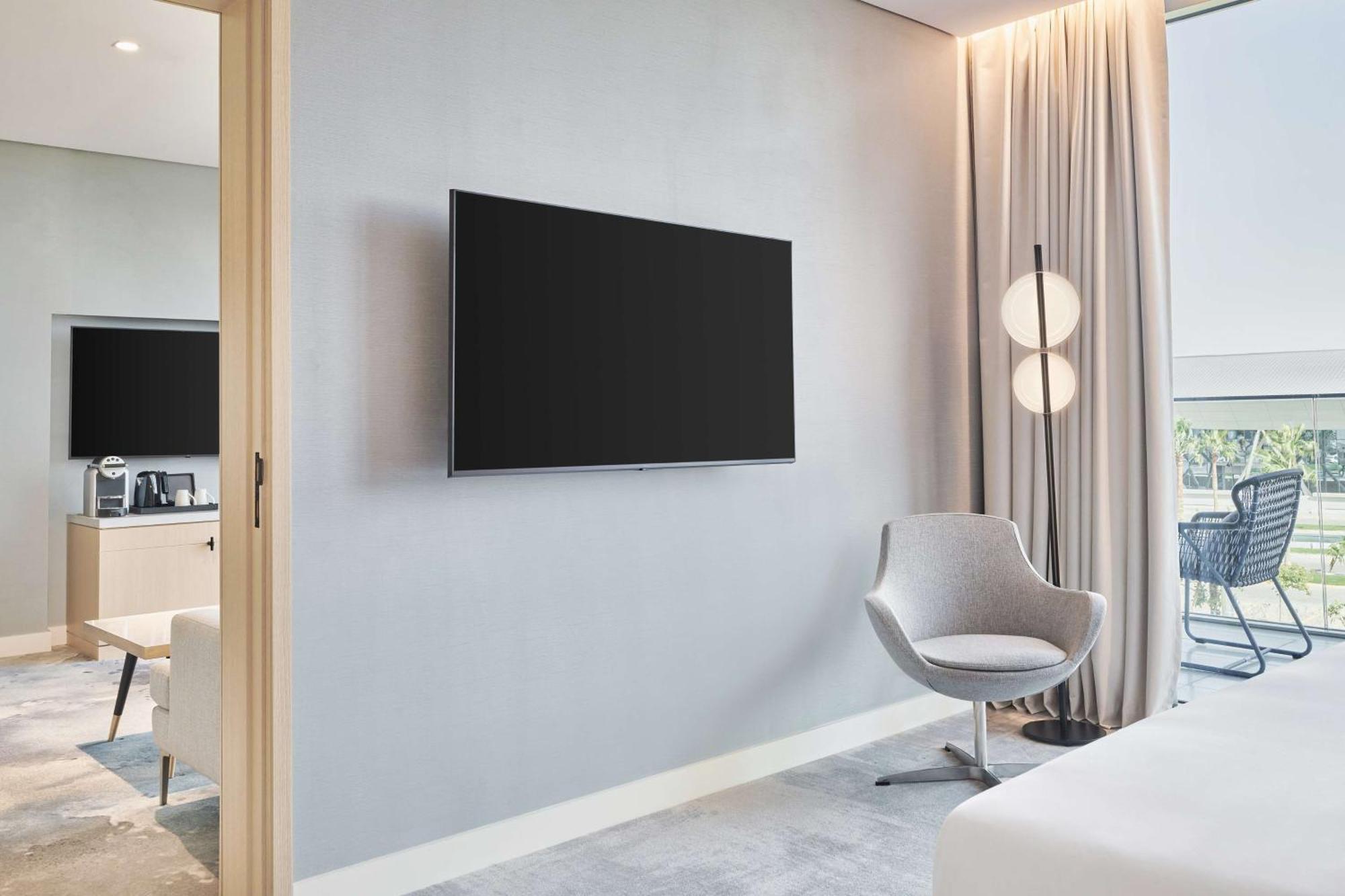 Radisson Blu Hotel Riyadh Convention And Exhibition Center 外观 照片 A wall-mounted television