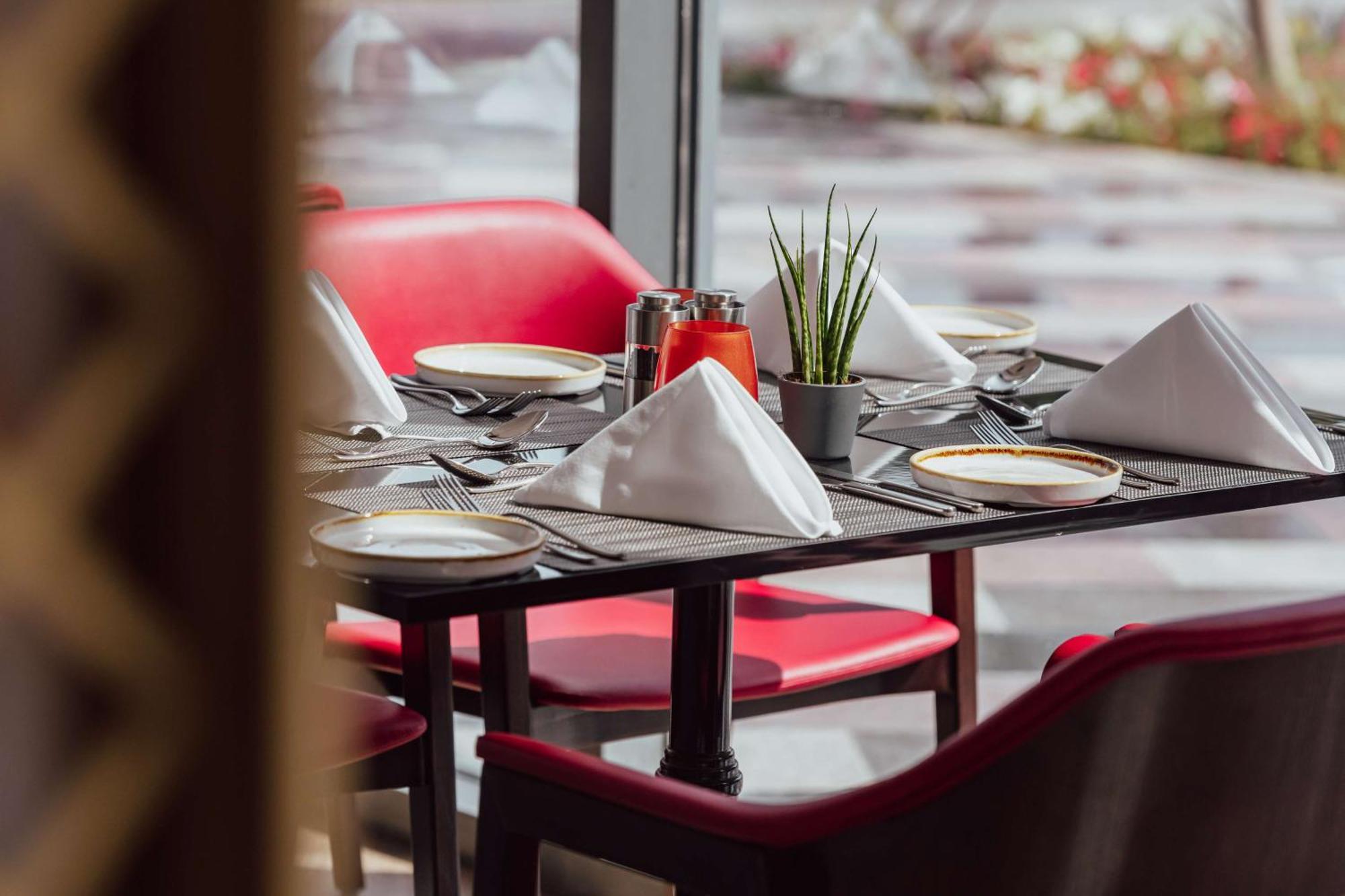 Radisson Blu Hotel Riyadh Convention And Exhibition Center 外观 照片 Restaurant