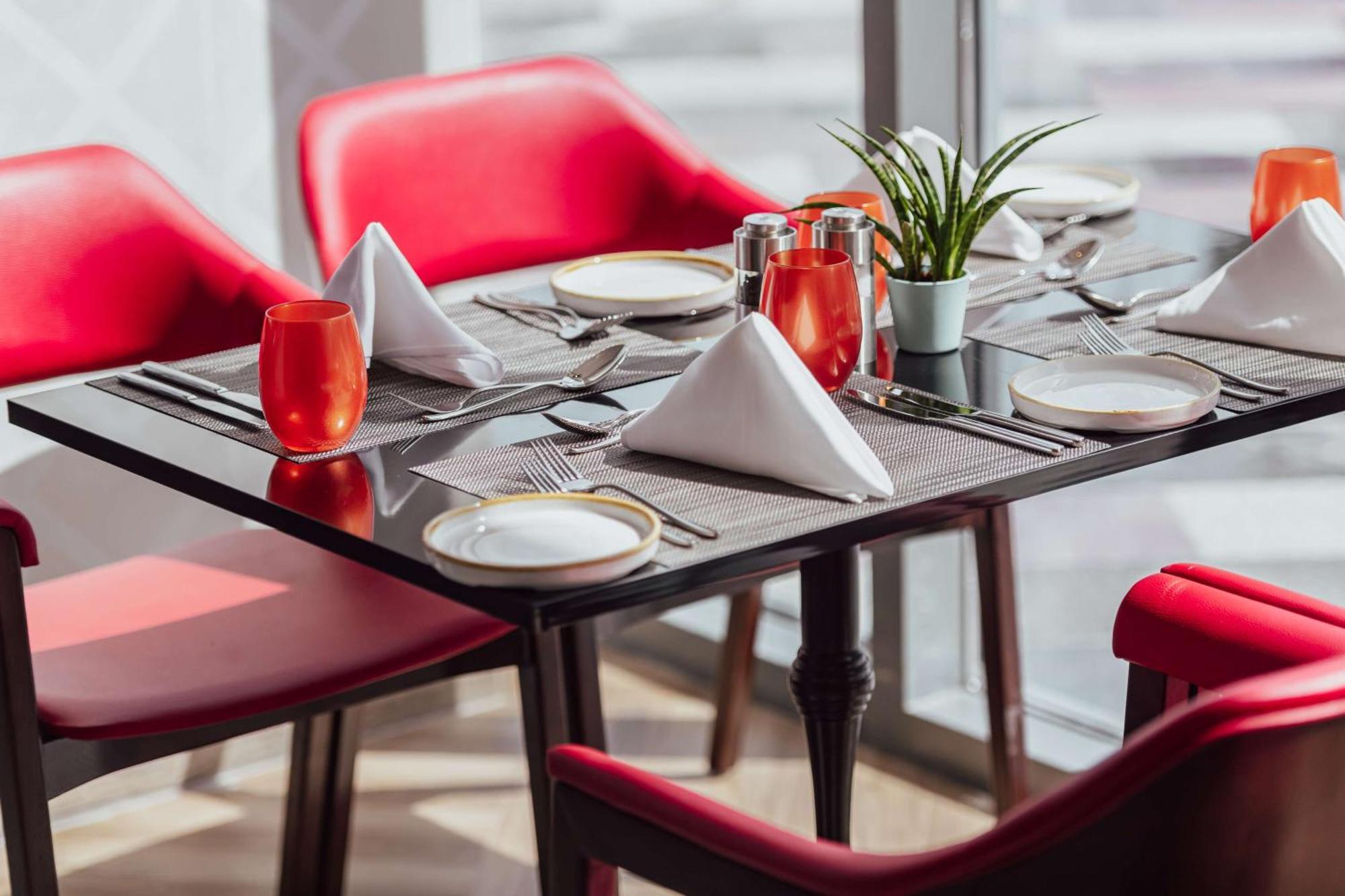 Radisson Blu Hotel Riyadh Convention And Exhibition Center 外观 照片 A table set for fine dining