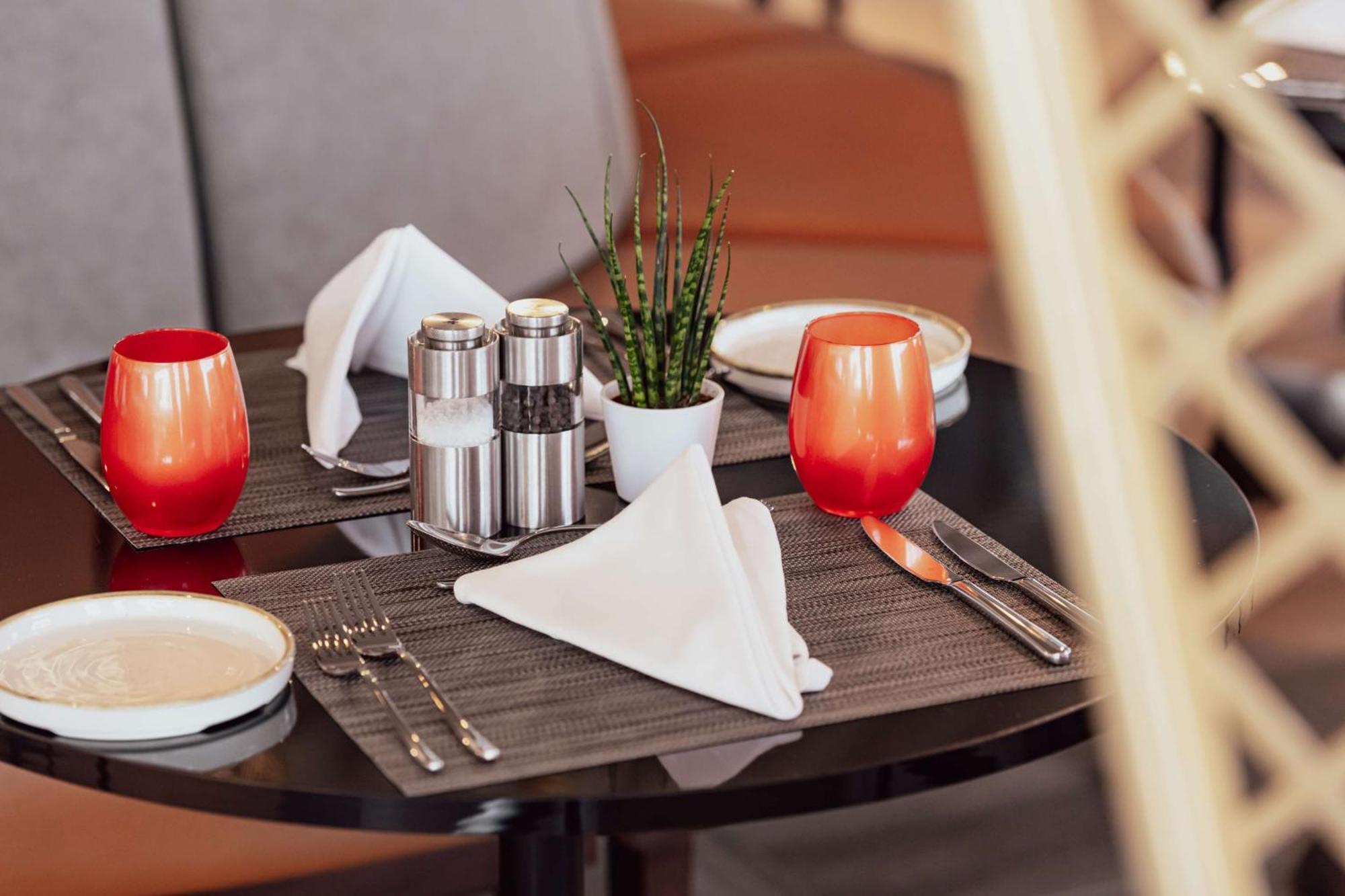 Radisson Blu Hotel Riyadh Convention And Exhibition Center 外观 照片 A place setting