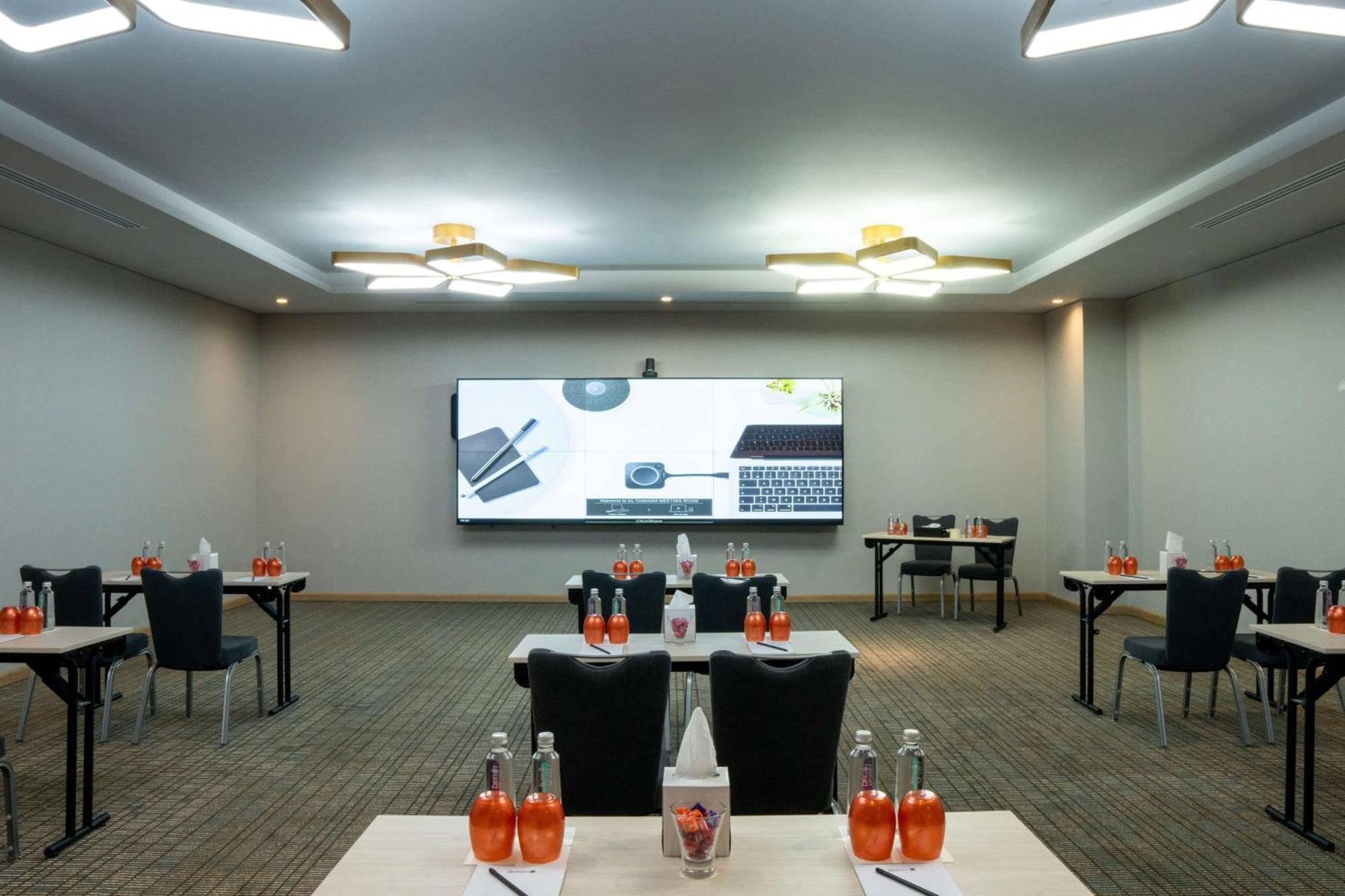 Radisson Blu Hotel Riyadh Convention And Exhibition Center 外观 照片 Meeting room at the hotel