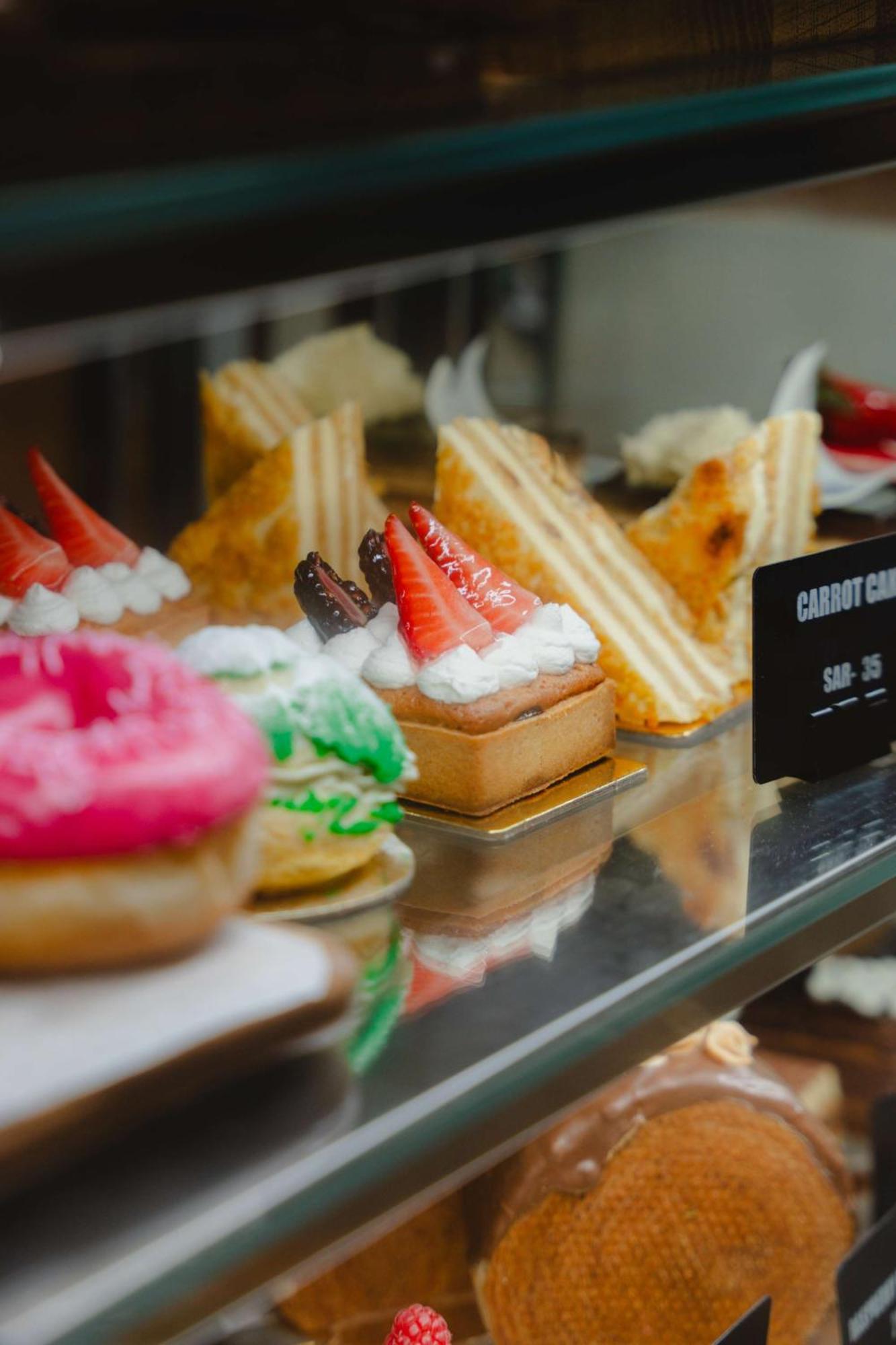 Radisson Blu Hotel Riyadh Convention And Exhibition Center 外观 照片 A display of pastries at a bakery in Singapore